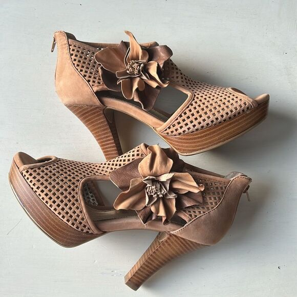 Women's Perforated Leather Platform Peep-Toe Heeled Sandals - Tan EUC Size 9M - Picture 3 of 16